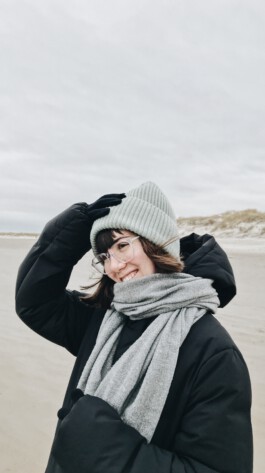 ist eine Kommunikationsdesignerin aus Hamburg. Die gebürtige Französin hat  an der Dualen Hochschule Baden-Württemberg in Ravensburg und der University of Reading studiert. Sie fokussiert sich auf Editorial Design und Illustration. 