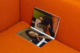 ist eine Kommunikationsdesignerin aus Hamburg. Die gebürtige Französin hat  an der Dualen Hochschule Baden-Württemberg in Ravensburg und der University of Reading studiert. Sie fokussiert sich auf Editorial Design und Illustration. 